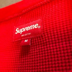 Red Supreme crewneck sweater. SIZE M
